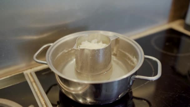 Heldere Witte Smelten Heet Water — Stockvideo