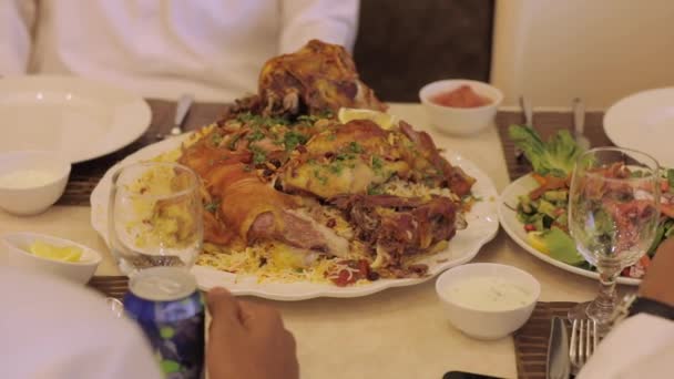 Människor Äter Mandi Ris Och Kyckling Med Händer Mandi Ris — Stockvideo