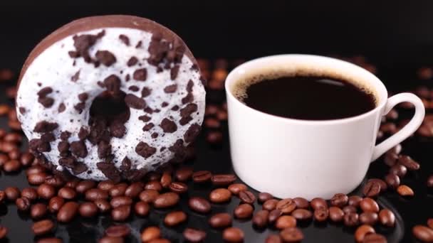 Xícara Café Com Grãos Café Preto Fresco Marrom Donut Fundo — Vídeo de Stock