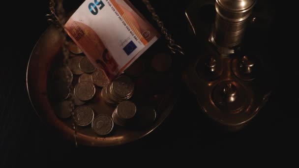Nahaufnahme Eines Haufens Von Münzen Und Geld Auf Einem Holztisch — Stockvideo