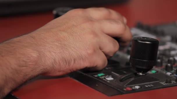 Cameraman Operar Painel Controle Remoto Rcp Câmera Estúdio Estúdio Televisão — Vídeo de Stock