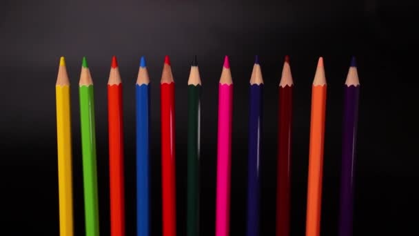 在黑暗的背景上 一张清晰的彩色铅笔的特写照片 — 图库视频影像