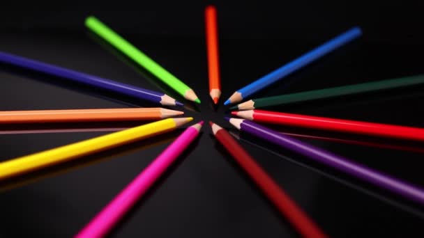 Zbliżenie Ujęcia Ostrych Kolorowych Ołówków Ciemnym Tle — Wideo stockowe