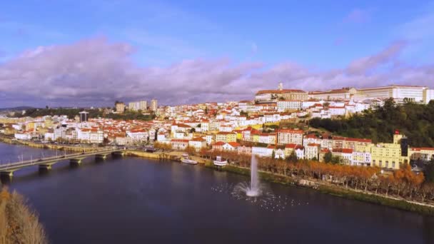 Luftaufnahme Einer Brücke Der Nähe Einer Stadt Portugiesischen Coimbra — Stockvideo