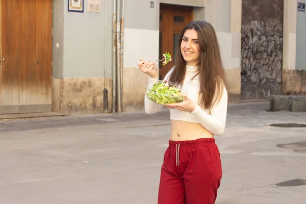 Enfoque Superficial Una Joven Mujer Alegre Sosteniendo Tazón Ensalada Aire — Foto de Stock