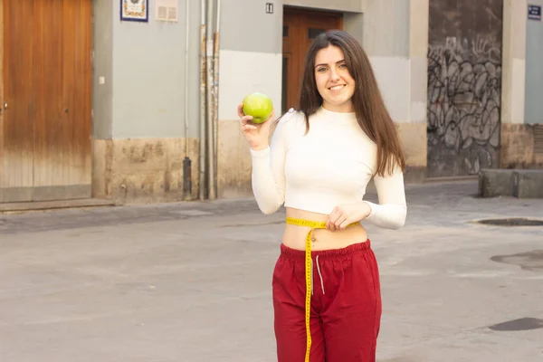 Enfoque Superficial Una Joven Hembra Alegre Sosteniendo Una Manzana Verde — Foto de Stock