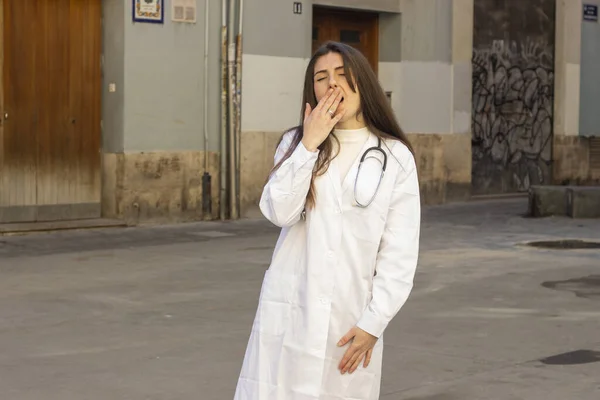 Foco Poco Profundo Una Doctora Cansada Usando Una Bata Médica — Foto de Stock