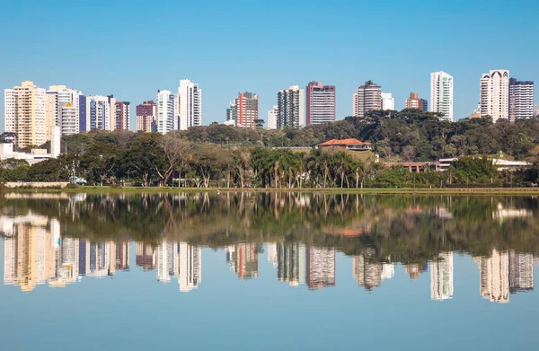 Uma Vista Hipnotizante Edifícios Altos Refletida Lago Claro Curitiba Paraná — Fotografia de Stock