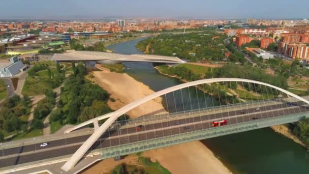 スペインサラゴサのPuente Del Tercer Milenioを4Kで通過する車のドローン映像 — ストック動画