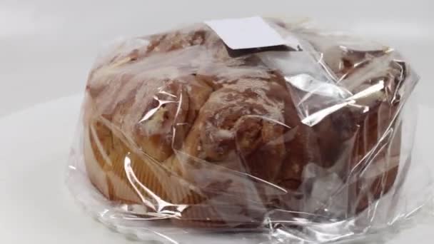 Крупный План Вращающегося Традиционного Сладкого Торта Прозрачной Обертке — стоковое видео