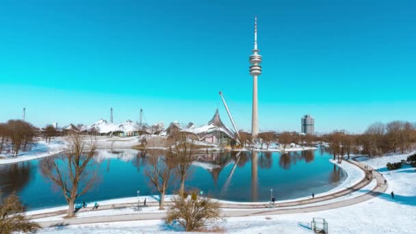 Tiden Går Olympiapark München Vintern Många Människor Går Genom Den — Stockvideo