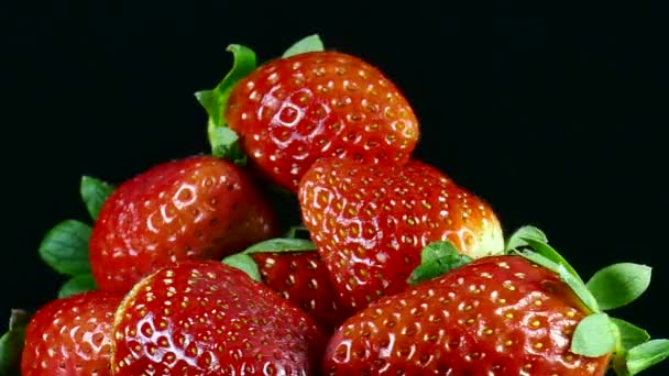 黑色背景的新鲜草莓 — 图库视频影像