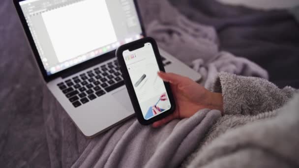 Νεαρή Γυναίκα Κάνει Online Ψώνια Smartphone Στο Κρεβάτι Και Φορητό — Αρχείο Βίντεο