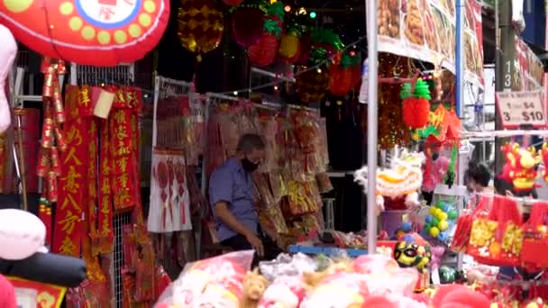 シンガポール 2021年2月5日 中華街のお店で中国の旧正月の装飾品を販売する男 — ストック動画