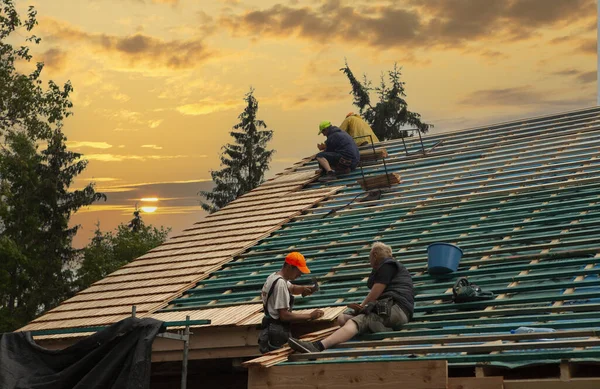 Zakopane Polónia Agosto 2020 Contratante Geral Instalando Novo Telhado Casa — Fotografia de Stock