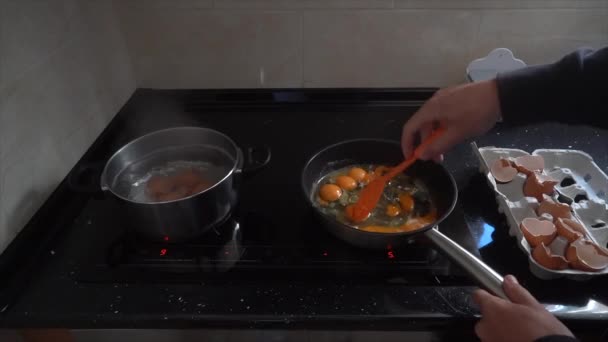 Primer Plano Una Persona Haciendo Una Tortilla Huevos Hirviendo — Vídeos de Stock