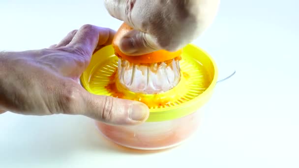 Een Mannelijke Handen Knijpen Sinaasappels Met Een Squeezer Geïsoleerd Een — Stockvideo