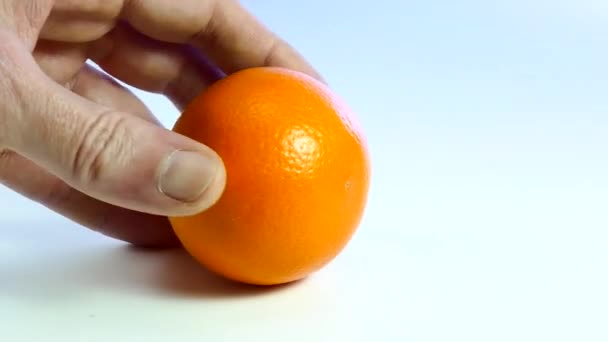 Les Mains Homme Saisissant Coupant Deux Une Orange Sanguine Fusillé — Video