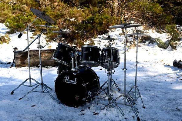 Vigan Francja Stycznia 2021 Perkusja Talerze Bębny Sproszkowane Przez Śnieg — Zdjęcie stockowe