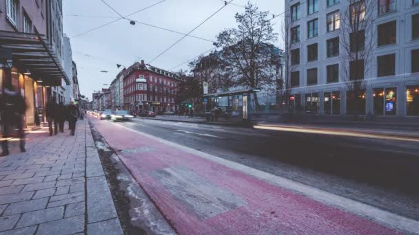 ミュンヘンのトラム停留所での道路交通の時間経過 ラッシュ時は夕方から通勤する人が多い — ストック動画