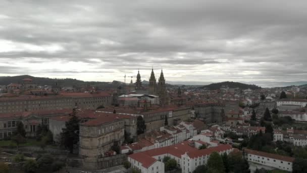 Eine Luftaufnahme Von Santiago Compostela Spanien Unter Wolkenverhangenem Himmel — Stockvideo