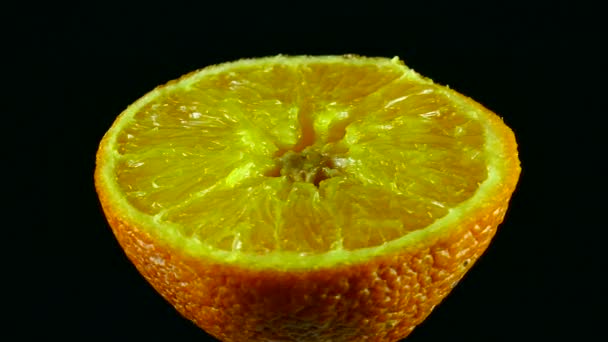 Färsk Mogen Apelsin Frukt Svart Bakgrund — Stockvideo