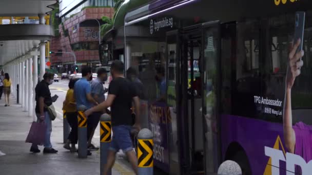 Mensen Die Een Bus Het Centrum Van Singapore Bushalte Real — Stockvideo