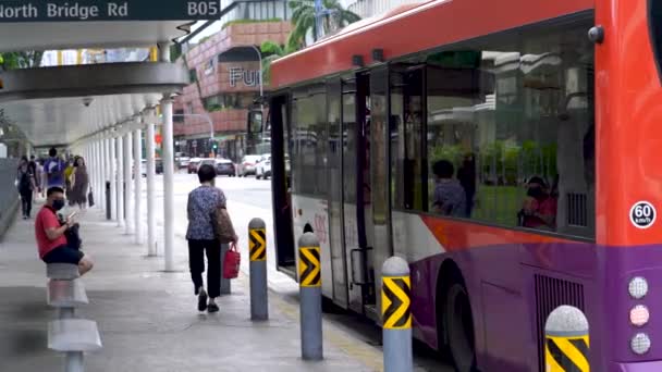 Singapore Februari 2021 Personer Som Tar Kollektivtrafik Buss Centrala Singapore — Stockvideo