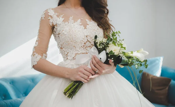 Крупный План Элегантной Женщины Традиционном Белом Свадебном Платье Букетом Цветов — стоковое фото