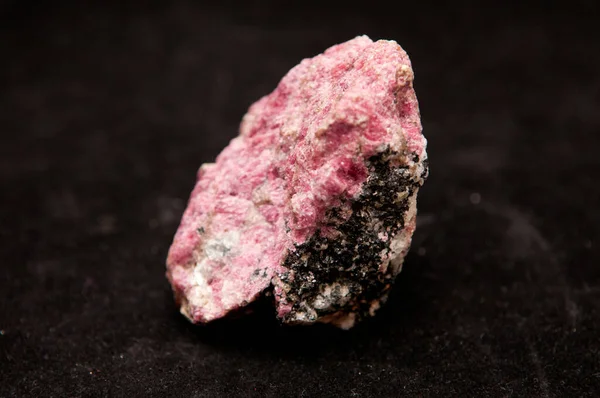 Pembe Kristal Mineral Örneğini Rafine Edilmemiş Kayayla Ödlekleştir — Stok fotoğraf