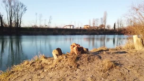 Eine Schöne Aufnahme Eines Sees Der Nähe Des Flusses Mit — Stockvideo