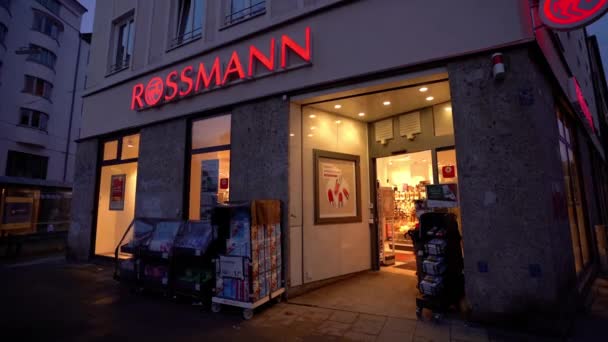 Vstup Lékárny Rossmann Známého Řetězce Německu Večerní Scéna Umělým Osvětlením — Stock video