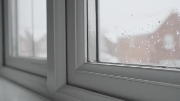 Une Vue Rapprochée Une Fenêtre Avec Des Gouttelettes Eau Pendant — Video