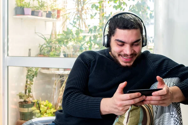 Enfoque Superficial Joven Caucásico Jugando Juego Teléfono Inteligente Mientras Está —  Fotos de Stock