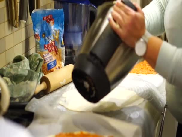 Mulher Polonesa Preparando Pizza Turca Uma Cozinha Doméstica — Vídeo de Stock