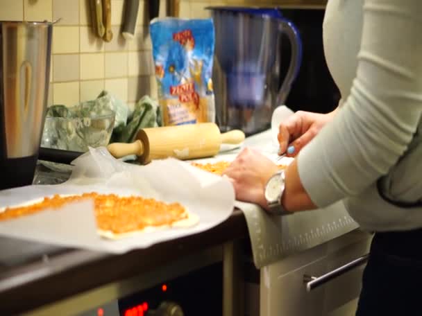 Mujer Polaca Preparando Pizza Turca Una Cocina Doméstica — Vídeos de Stock