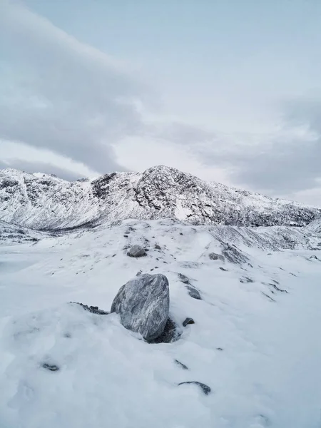 挪威特罗姆瑟Kvaloya岛北极雪山的垂直拍摄 — 图库照片