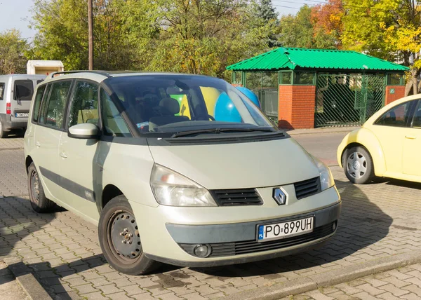 Poznan Polsko Října 2015 Zaparkovaný Renault Scenic Parkovišti Slunečného Dne — Stock fotografie