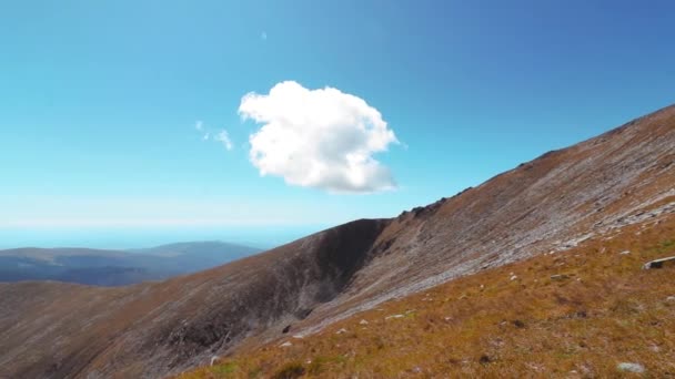 岩の尾根を越えて 湖の山々 岩の空中ショット — ストック動画