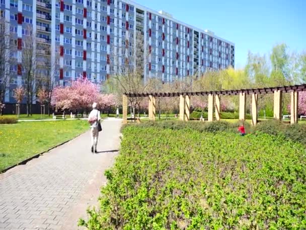 拉塔杰公园 有人行道和高层公寓楼 — 图库视频影像