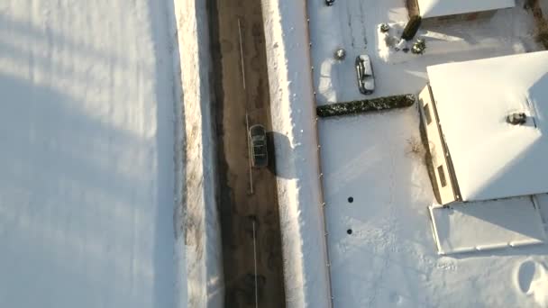 冬のアスファルト道路を走行する車の空中ビュー — ストック動画