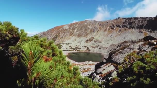 Tiro Aéreo Lago Montanhas Rochas Sobre Cumes Rochosos — Vídeo de Stock