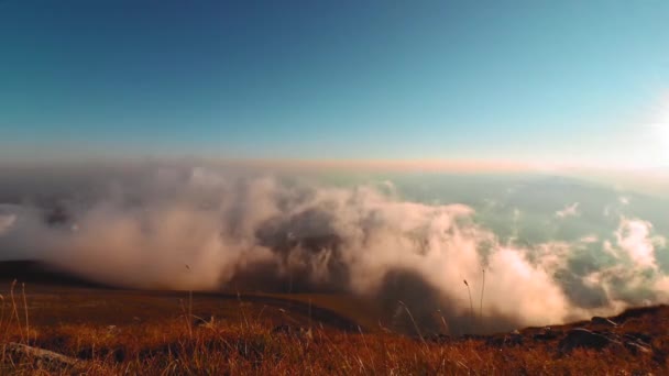 Una Toma Aérea Montañas Lak Rocas Sobre Crestas Rocosas — Vídeo de stock