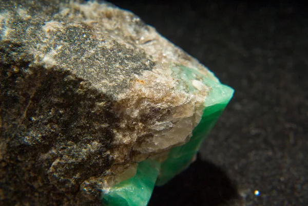 Siyah Arka Planda Izole Edilmiş Emeral Mineralinin Yakın Plan Çekimi — Stok fotoğraf