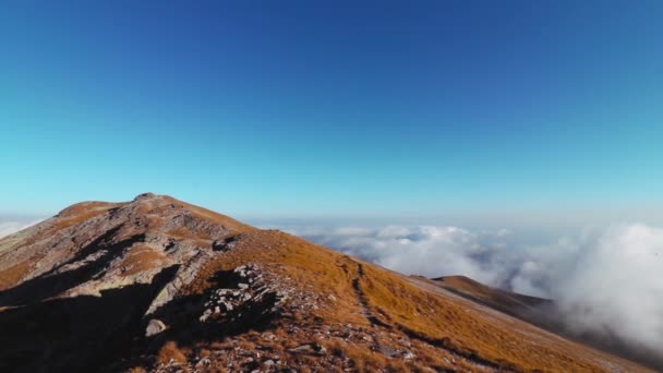 Tiro Aéreo Lago Montanhas Rochas Sobre Cumes Rochosos — Vídeo de Stock
