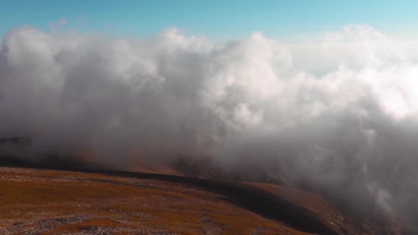 Una Toma Aérea Montañas Lak Rocas Sobre Crestas Rocosas — Vídeos de Stock