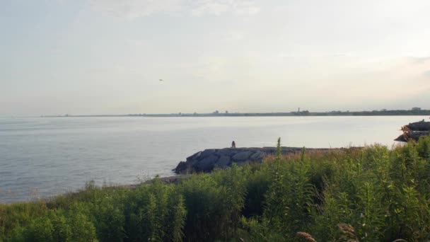 Prachtig Uitzicht Het Meer Avond — Stockvideo