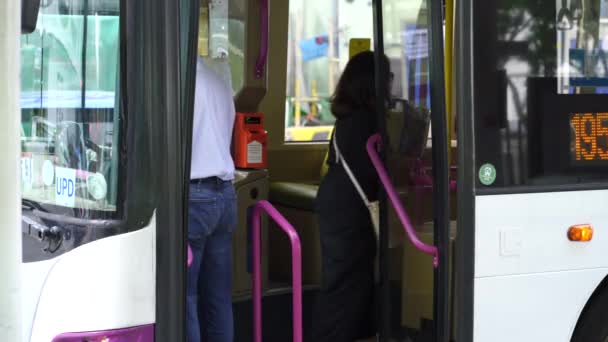 Singapura Fevereiro 2021 Pessoas Tomando Ônibus Portas Fechando Centro Singapura — Vídeo de Stock