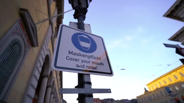 독일어 마스크의 글귀가 표지판이야 뮌헨에서는 코로나 바이러스가 유행하는 마스크를 필수적 — 비디오