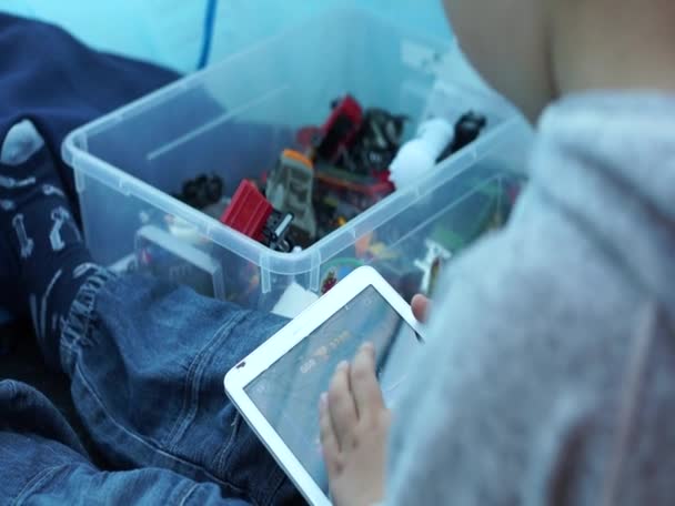 Kleines Kind Spielt Mit Einem Spiel Auf Dem Tablet — Stockvideo